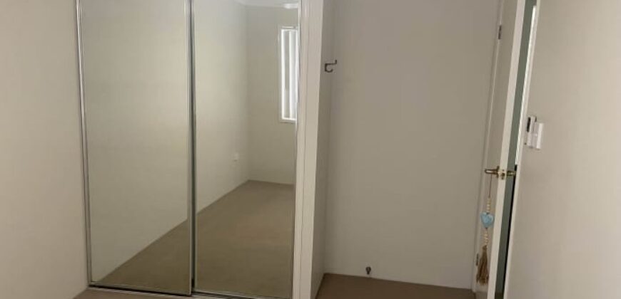 Flat mate to share prime location