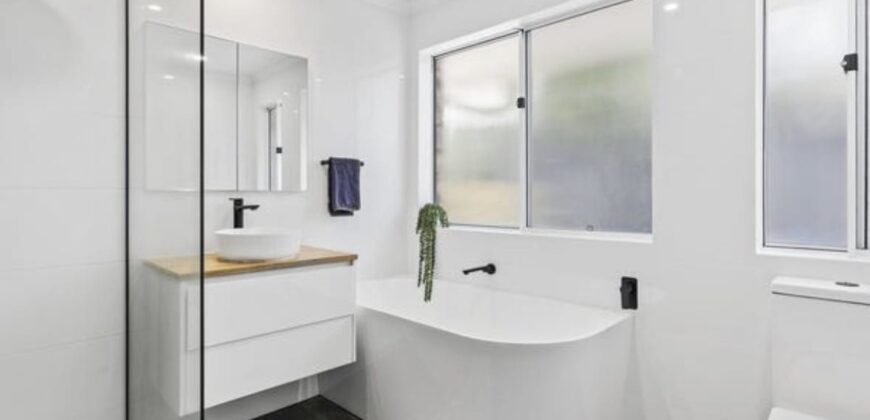 Fully Furnished Room in Hope Island – Female Student Preferred