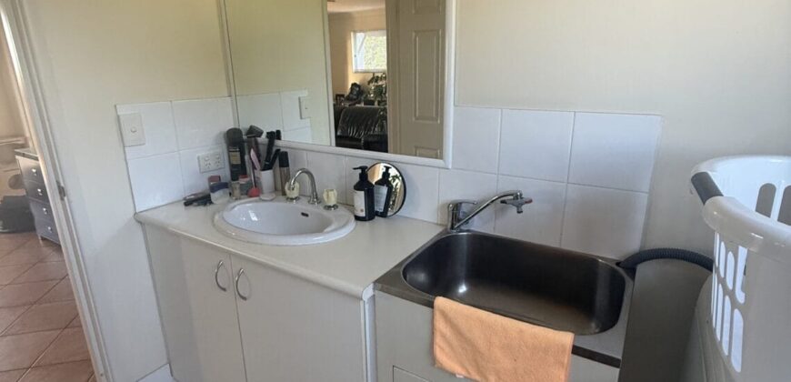 Furnished bedroom in Labrador – Female student