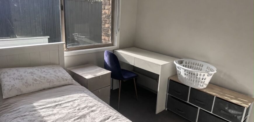 Fully Furnished Room in Hope Island – Female Student Preferred