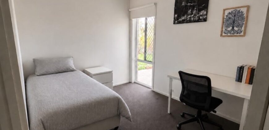Furnished room in a lovely family home in Carrara