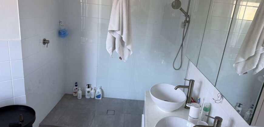 Furnished room in a lovely family home in Carrara